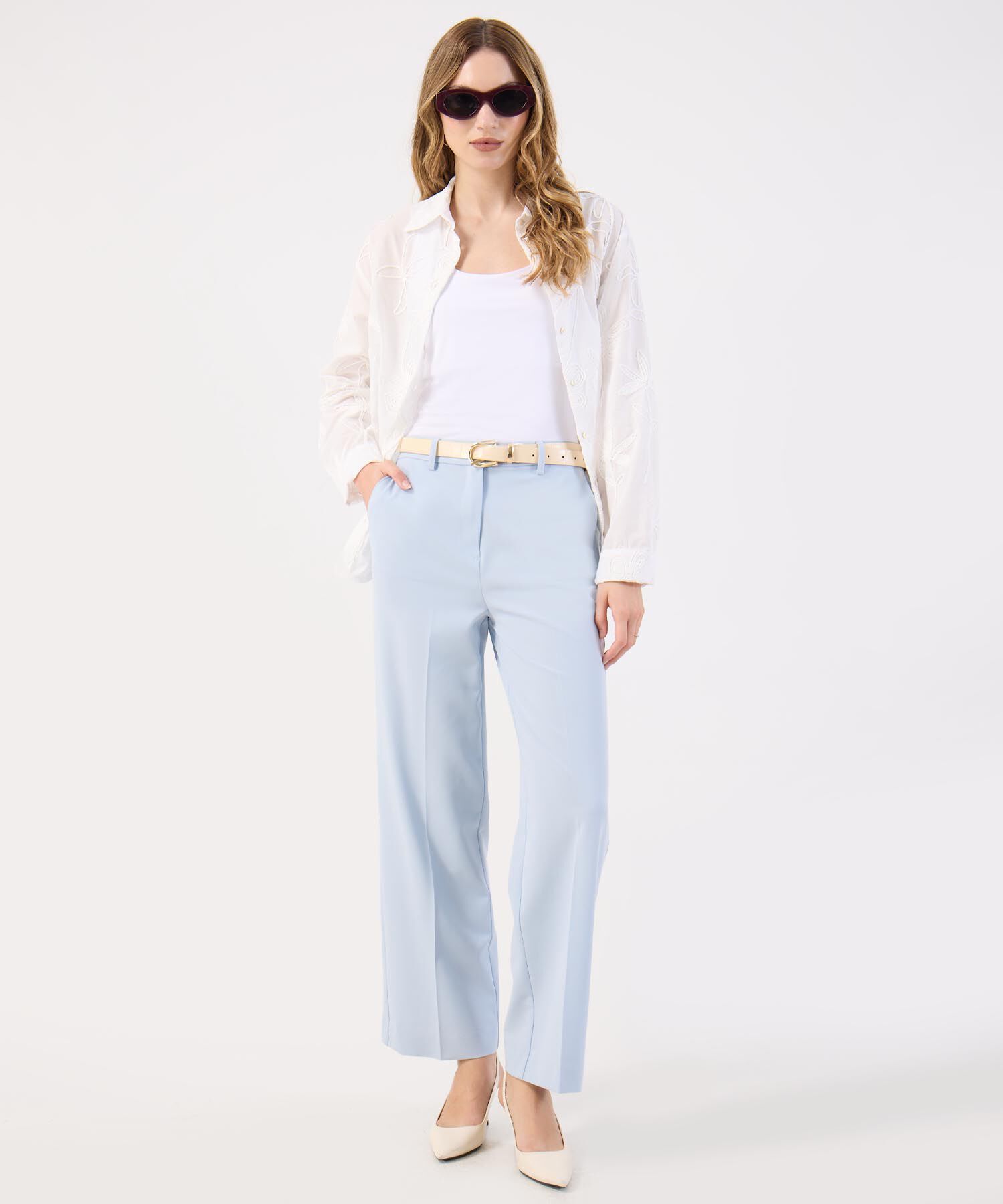 Camisa Blanca con Bordado Floral