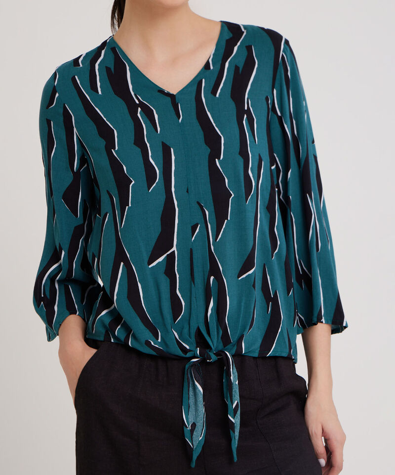 Blusa Estampada Escote V, Manga 3/4 Semi Campana Con Corte En Centro Para Anudar, Carmin Linea Moda