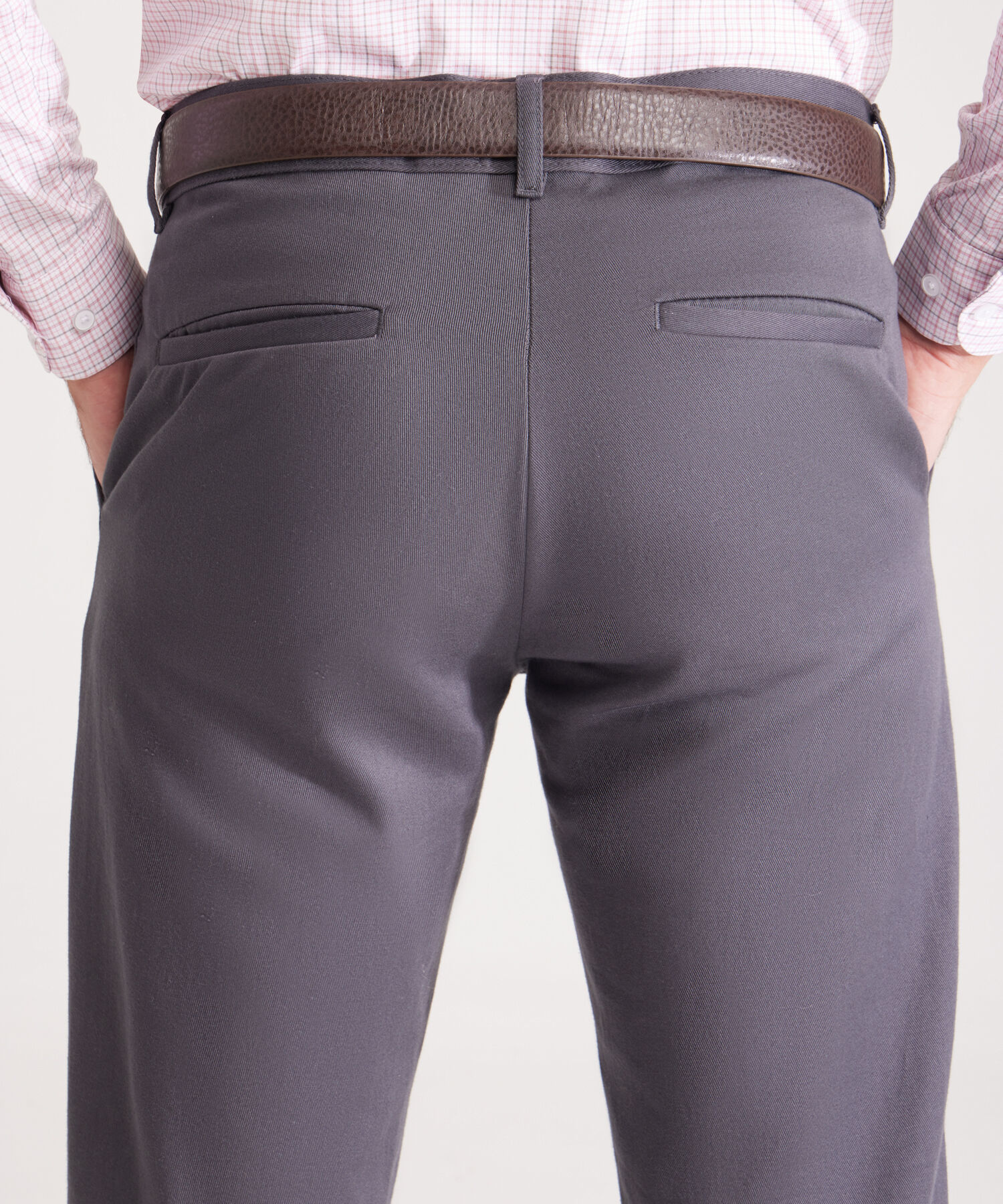Pantalon Chino Unicolor Con Bolsillos Laterales, Ribetes Traseros Y Silueta Regular