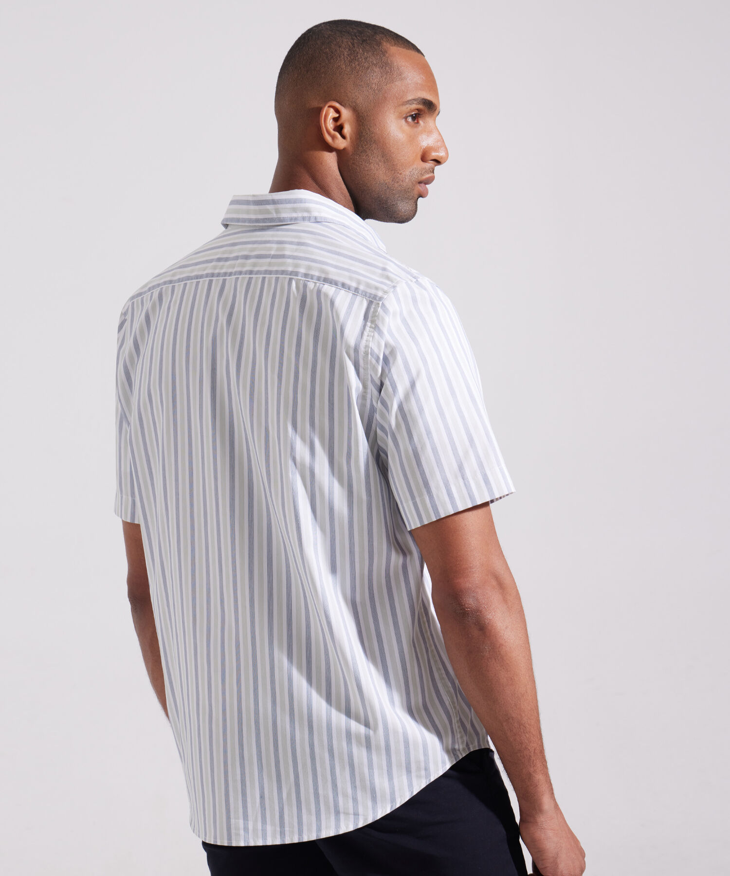 Camisa Preteñida Manga Corta Con Bolsillo Y Silueta Regular Fit
