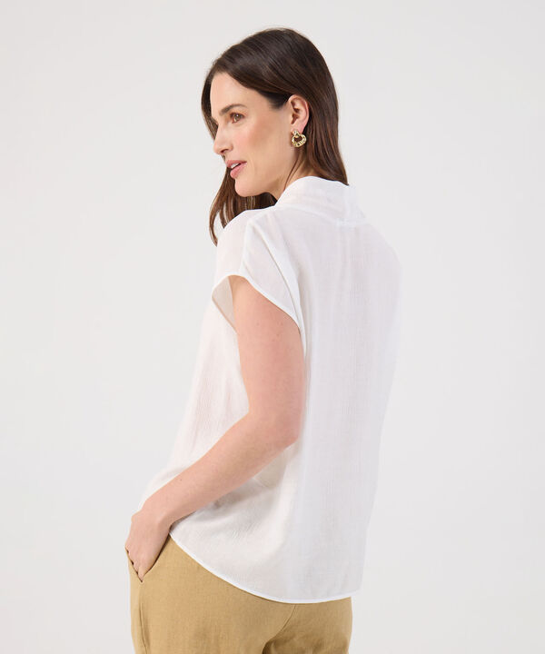 Blusa Unicolor Con Detalle En Cuello 