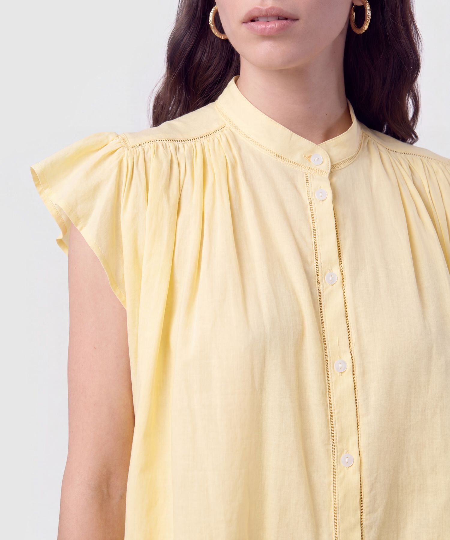 Blusa Cuello Alto con Vuelos Mujer