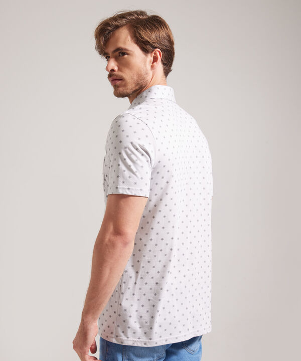 Polo Estampada, Cuello Duro, Manga Corta Con Bolsillo, Silueta Regular Fit