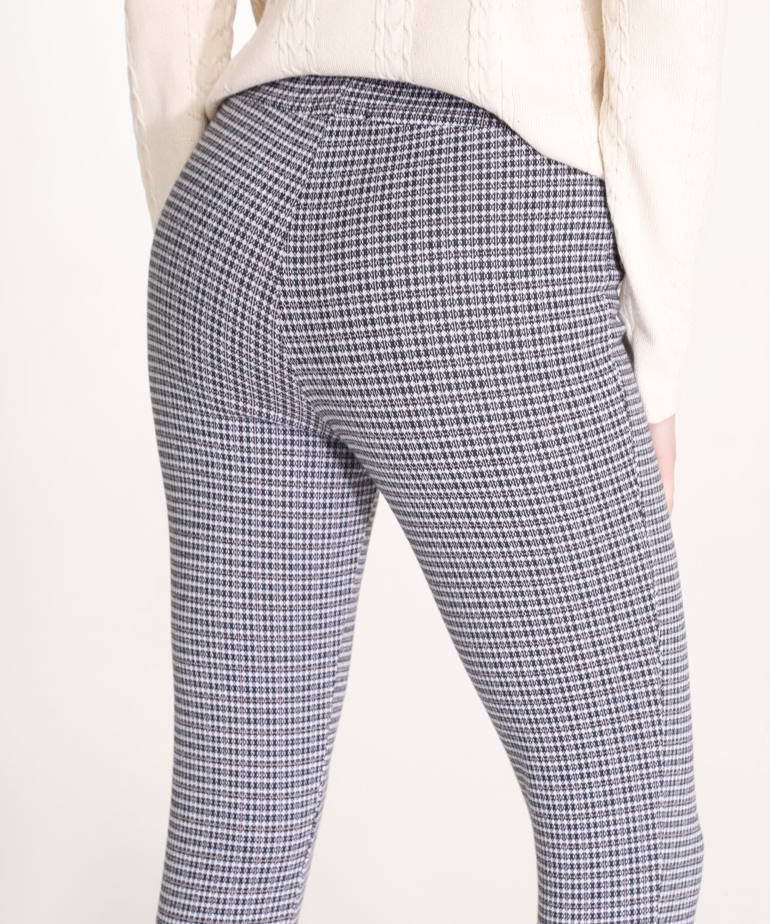 Leggings Prete&ntilde;ido Con Corte En Frente