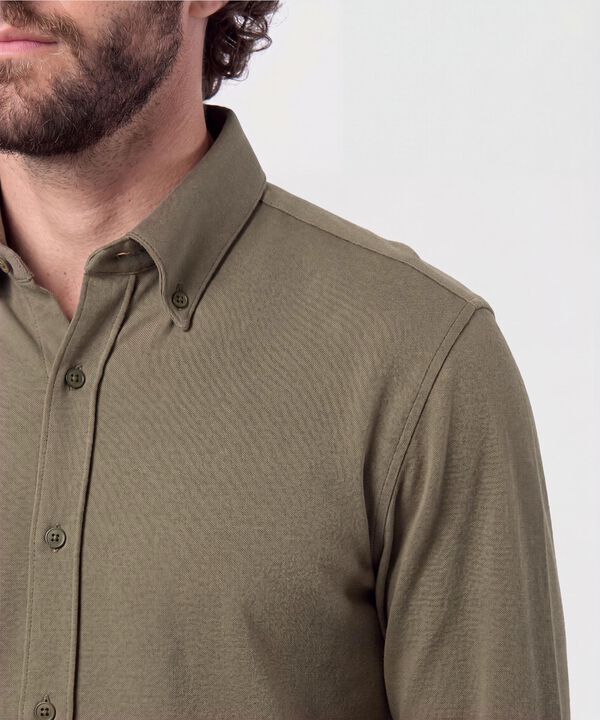 Camisa Unicolor Con Cuello De Bot&oacute;n Hombre