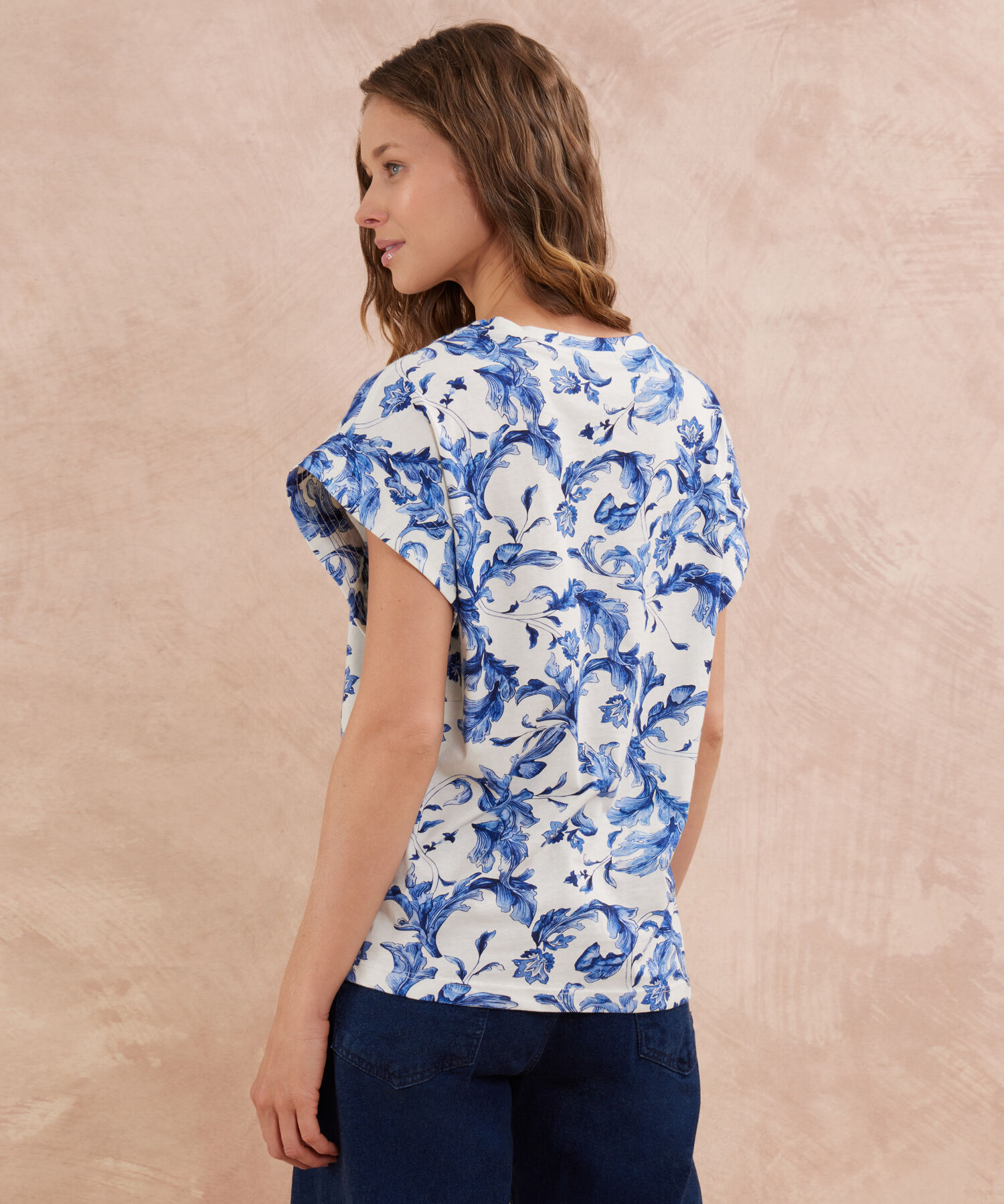 Camiseta Estampada De Hombro Rodado