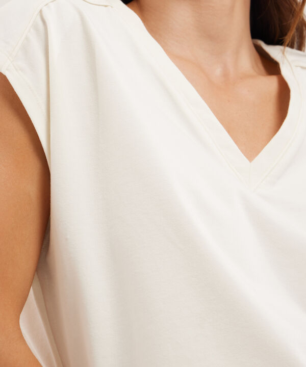 Camiseta Manga Corta Escote En V Con Detalle De Cinta Con Pedrería