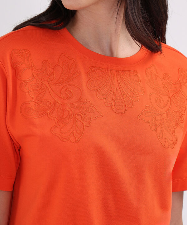 Camiseta Unicolor Con Bordado image number null