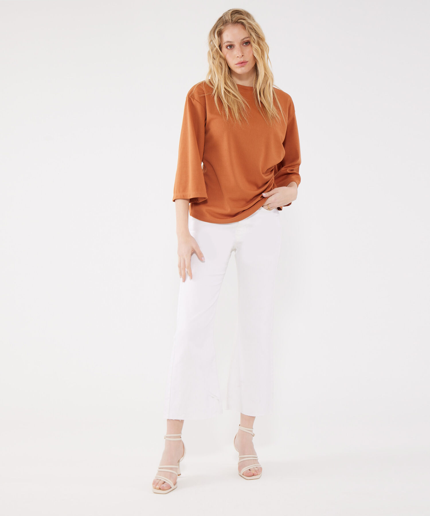 Camiseta Unicolor Textura Manga 3/4, Cuello Redondo Con Recogido En Costado