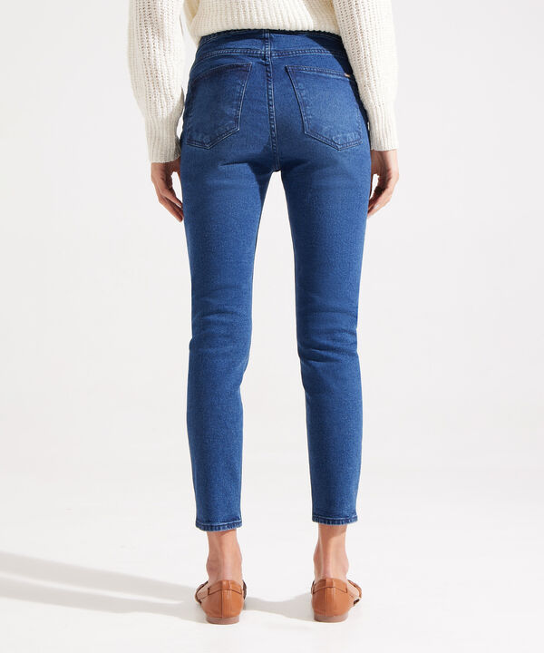 Jeggings Tono Oscuro Con Corte Y Abertura En Delantero