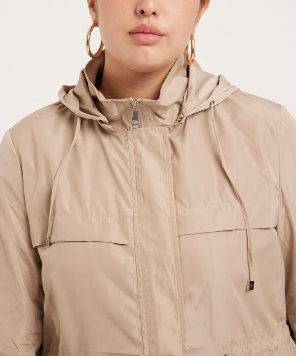 Chaqueta Parka Con Capota, Charreteras Y Cordon De Ajuste