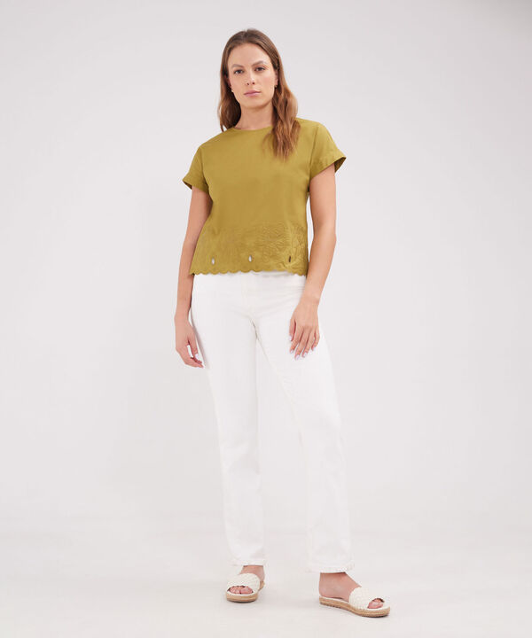 Blusa Unicolor Manga Corta  Con Bordado En Ruedo Delantero image number null